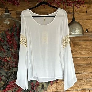 Beautiful White Elan Top Size Medium